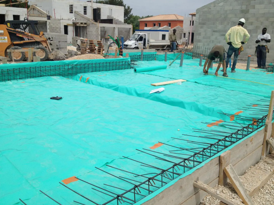 Traitement préventif termites avant construction avec du termifilm